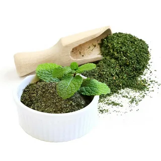 نعنا خشک تمیز تهیه شده از برگ های سبز باغی